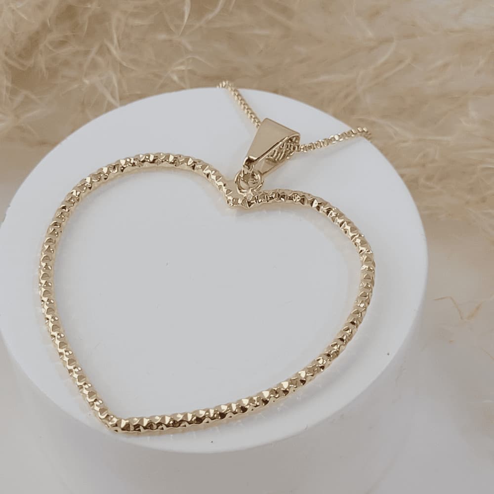 Colar com pingente de coração vazado folheado em ouro 18k