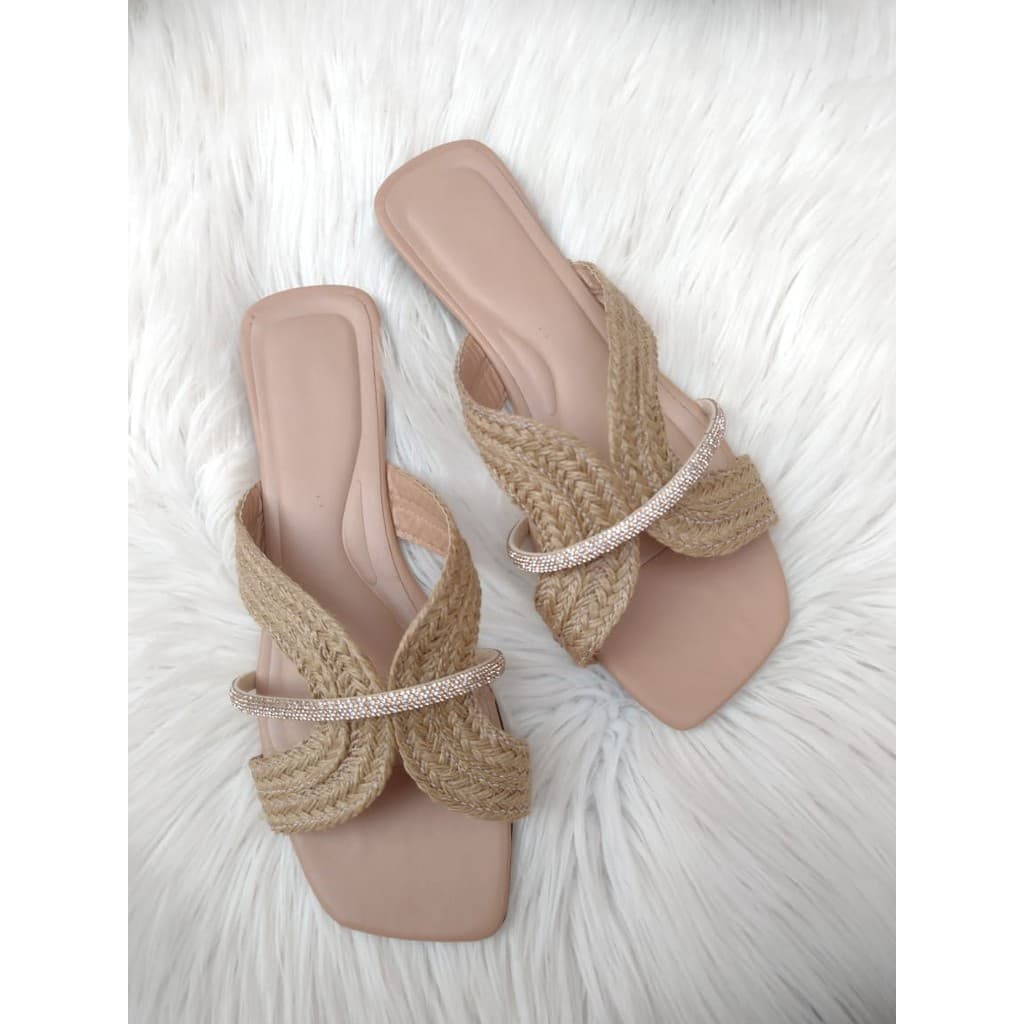 Sandália Rasteira Premium Nude com Strass - Conforto e Elegância em Cada Passo