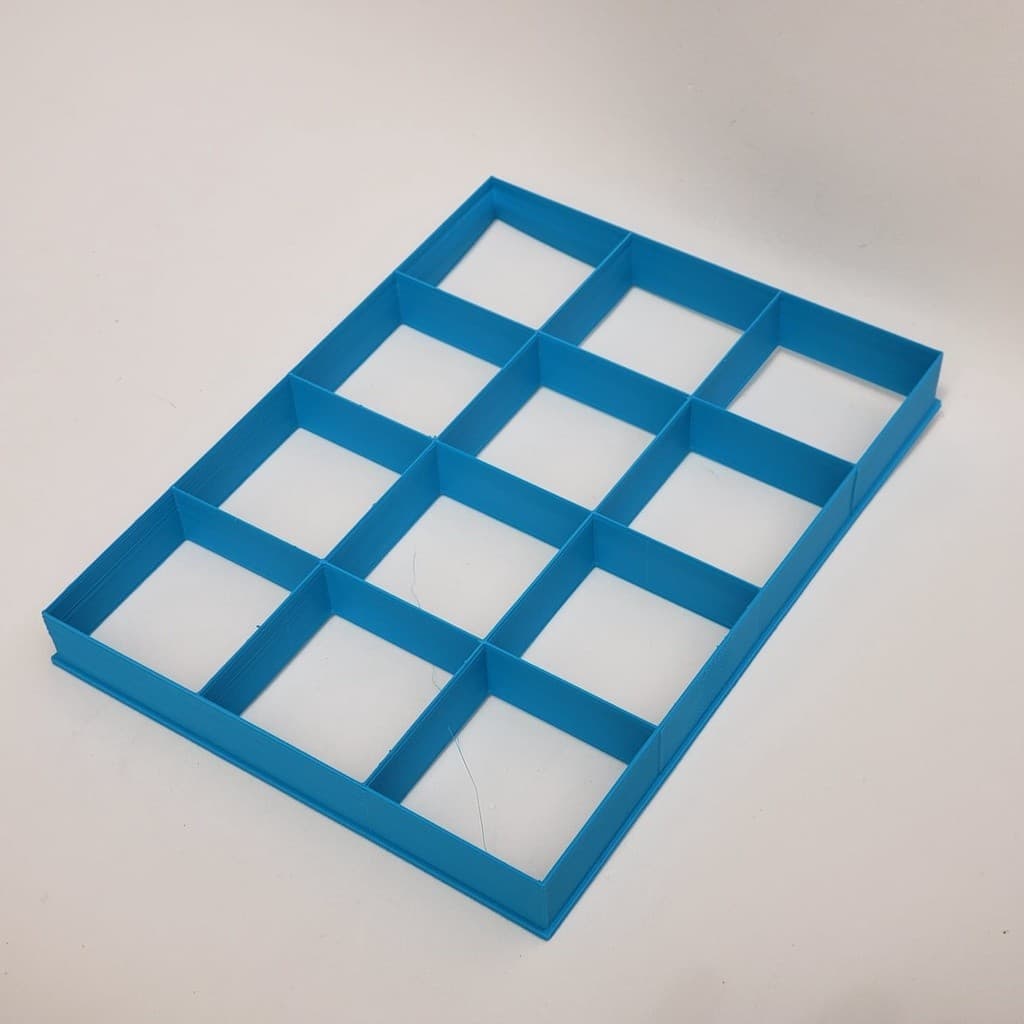 CORTADOR BROWNIE 6 X 6CM [12 CAVIDADES]