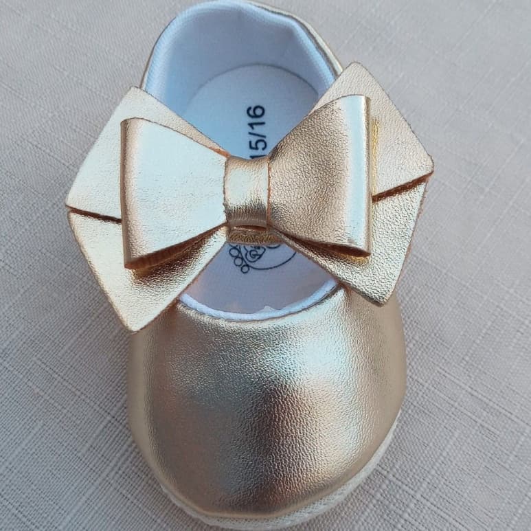SAPATINHO DOURADO LAÇO ÚNICO COISA MAIS LINDA PARA SEU BEBÊ RECÉM NASCIDO