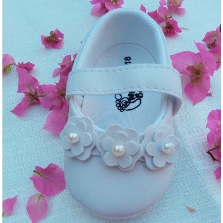 sapatinho para bebê  muito lindo e delicado parece de bonequinha, de princesa coisa mais linda do papai e mamãe
