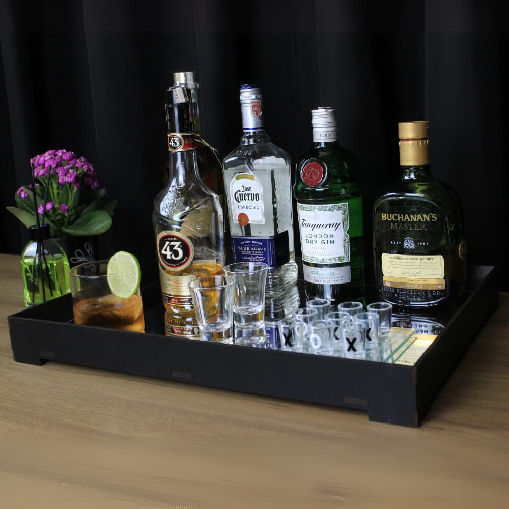 Bandeja Espelhada Preta Decoração Multiuso Bebidas Barzinho Garrafas Sala Jantar Adega Cozinha Mdf