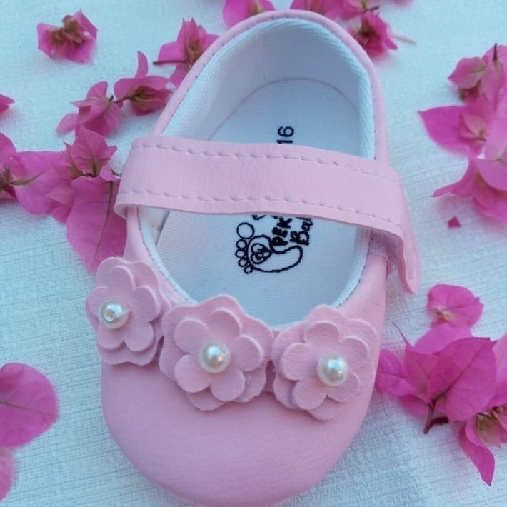 sapatinho para bebê rosa com florzinhas como enfeite uma fofura