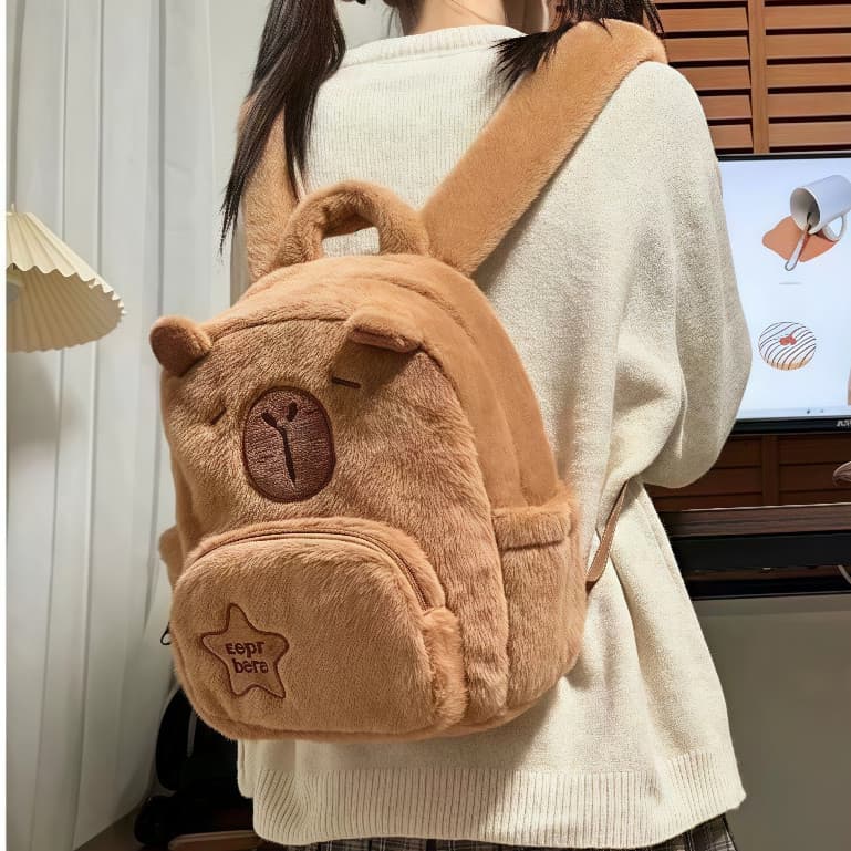 Mochila Infantil Feminina em Pelúcia Capivara Fofa e Aconchegante