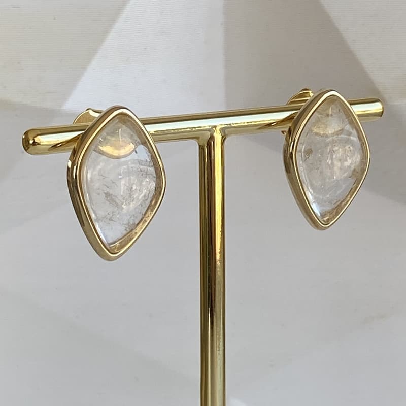 Brinco Geométrico Losango com Pedra Natural Cristal Transparente Banhado a Ouro 18K