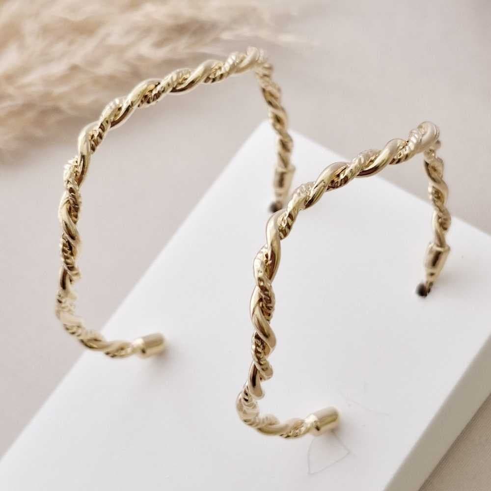 Argola grande entrelaçada de ondas folheado em ouro 18k