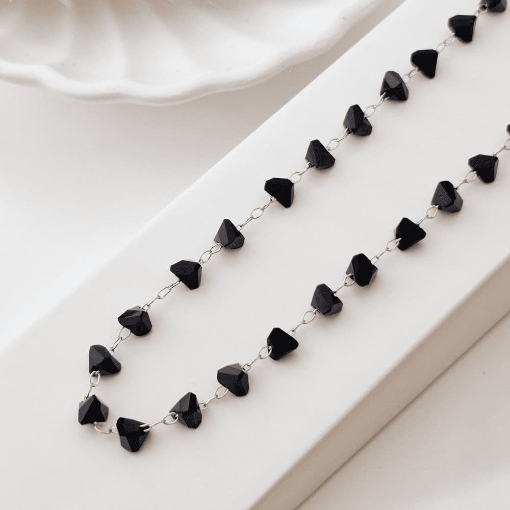 Colar com pedras negras folheado em ouro 18k
