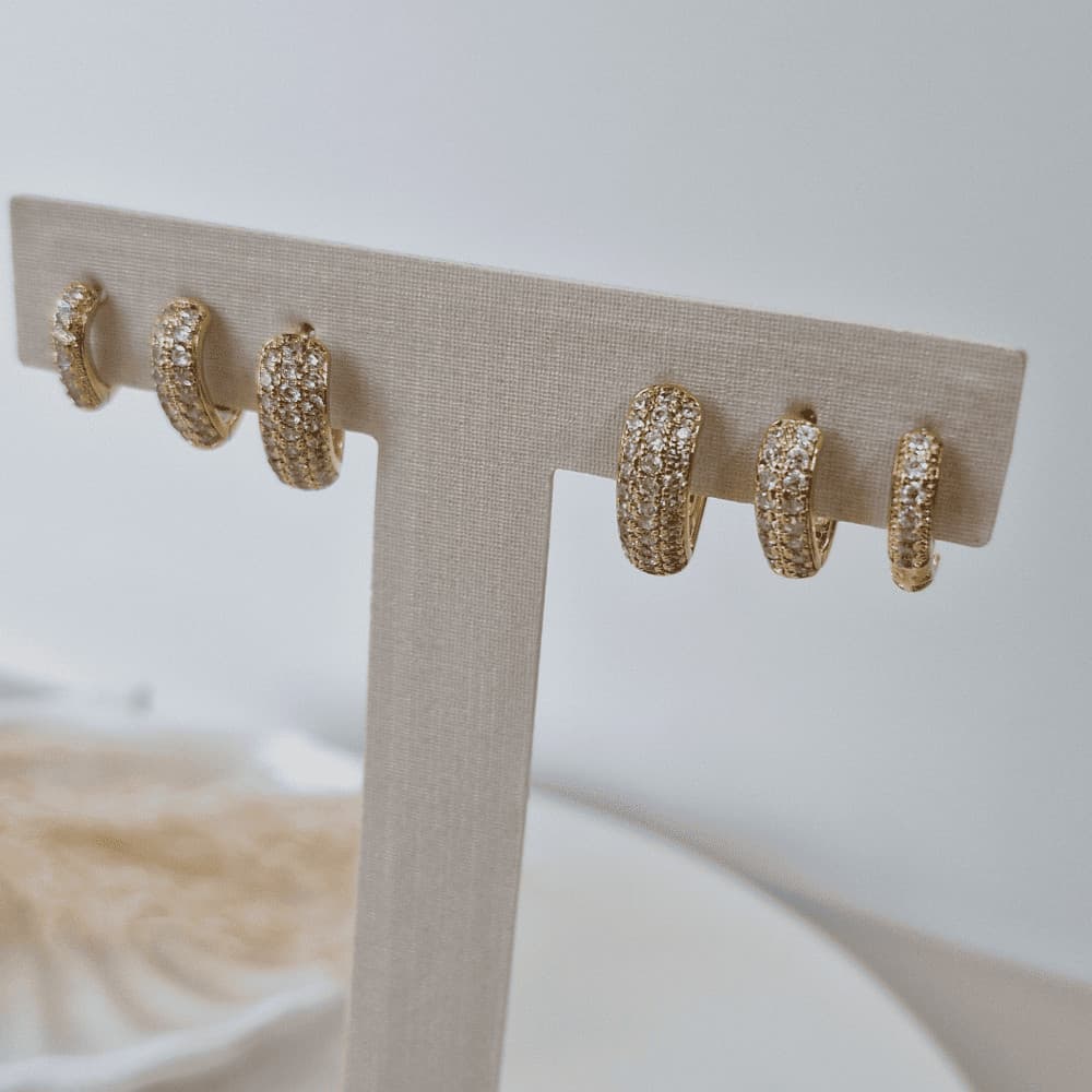 Trio de argola de coração gordinhas cravejadas folheado em ouro 18k