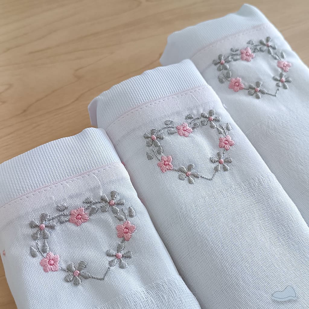Kit fraldas bordadas à mão | Premium | 70x70cm | 3 unidades | Tecido duplo - Coração de florzinhas