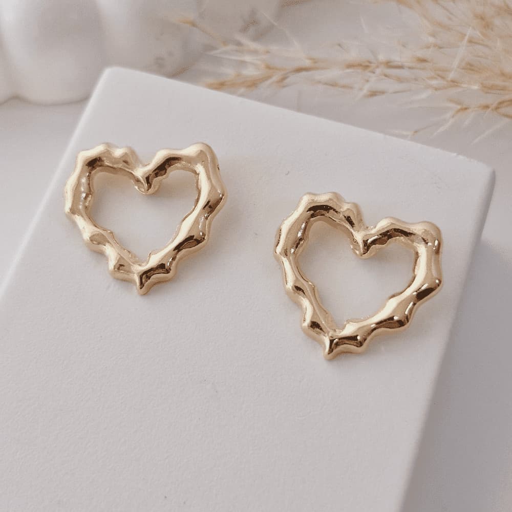 Brinco coração vazado folheado em ouro 18k