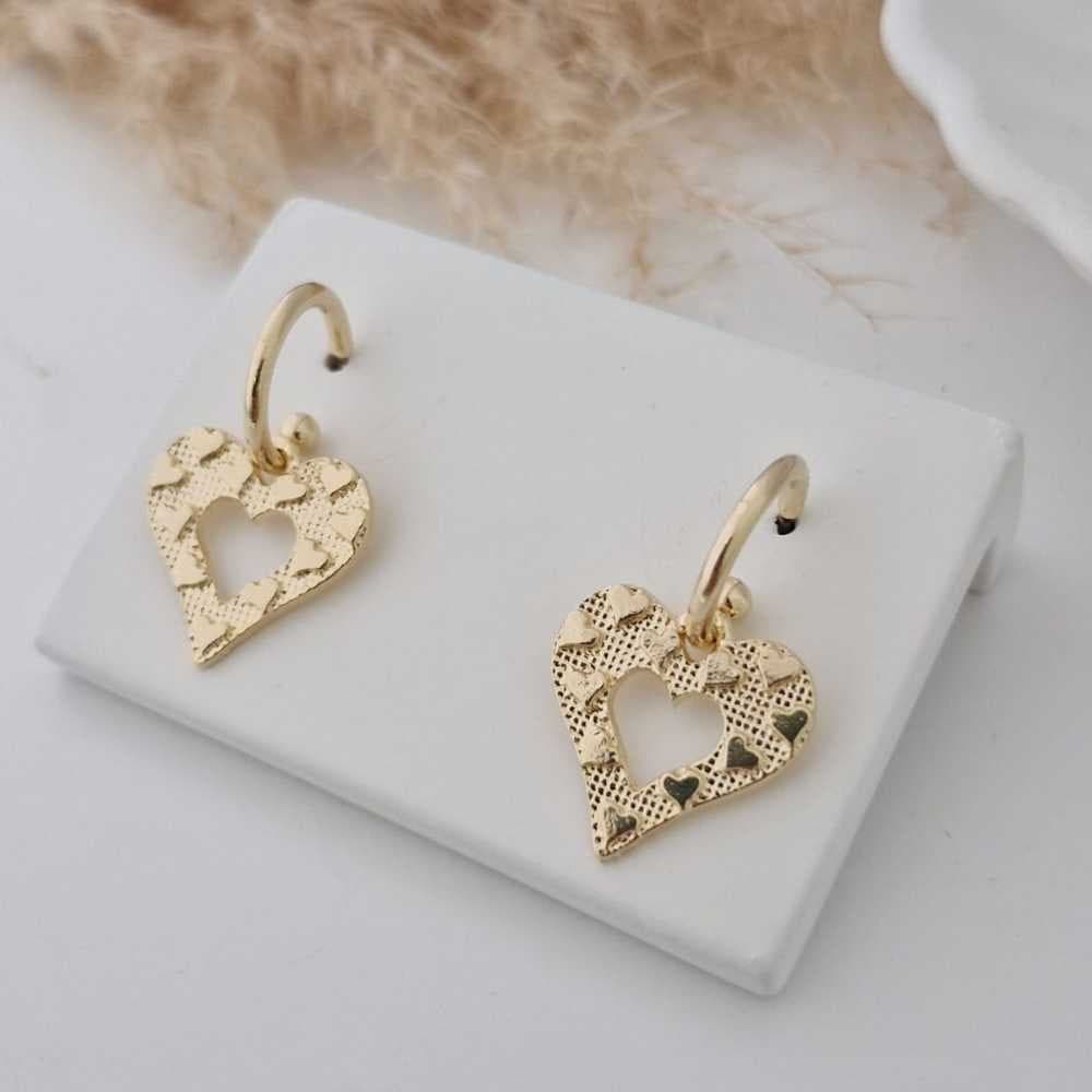 Brinco de coração pendurado  folheado em ouro 18k