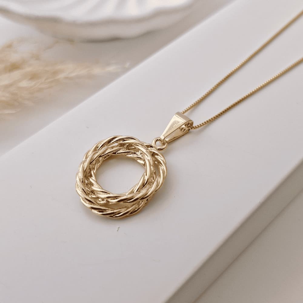 Colar círculo entrelaçado folheado em ouro 18k