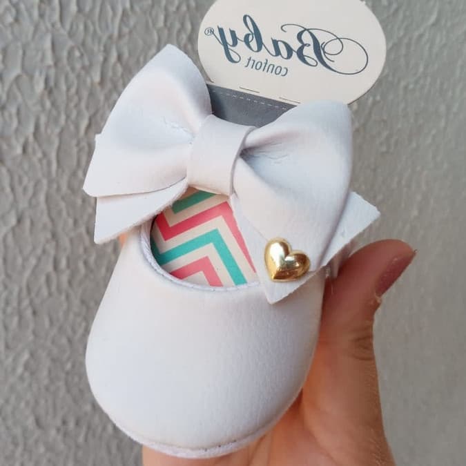 SAPATILHA SAPATINHO BRANCO BATIZADO,MÊS VERSÁRIO,ANIVERSÁRIO COISA FOFA