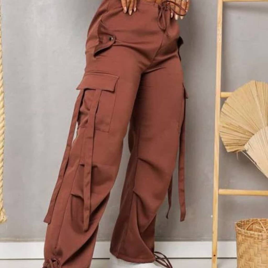 Calça feminina Nova tendência Jogger larga trap parachute bolsos na perna com amarração na frente elegante skate
