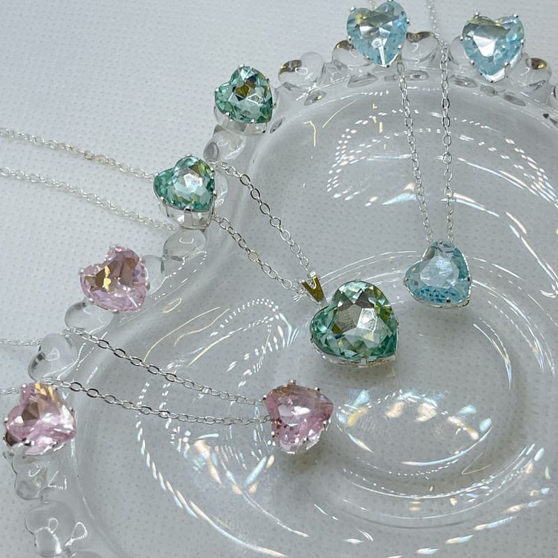 Conjunto Feminino Kit Colar e Brinco Coração Pedra Zircônia Rosa, Verde ou Azul Folheado a Prata