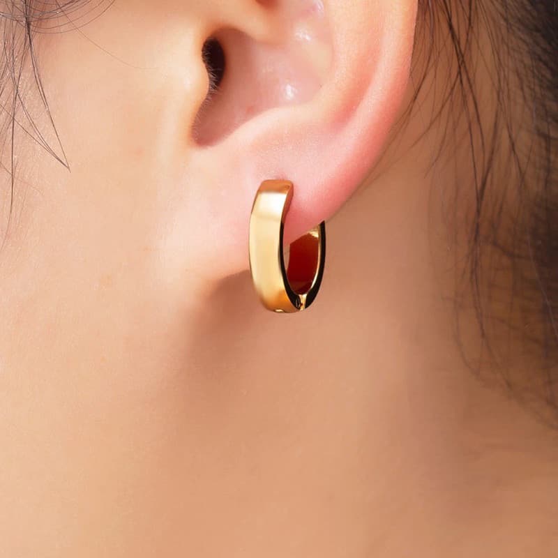 par de brinco argola abaulada folheada ouro 18k