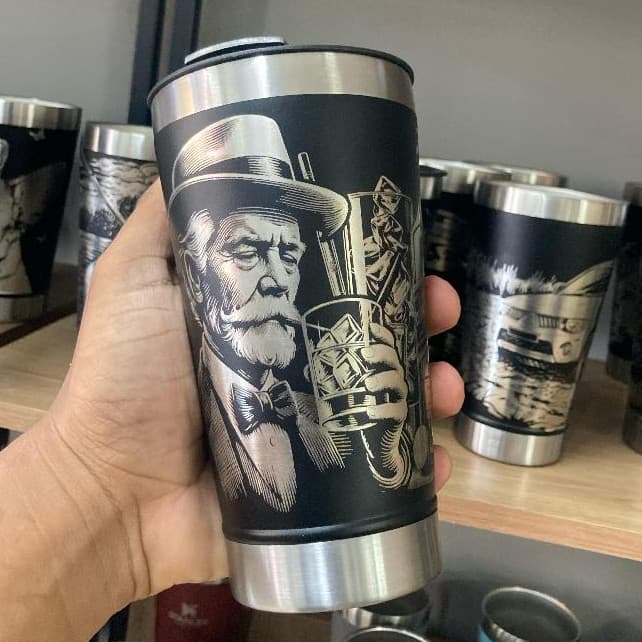 Copo Térmico  Whisky Johnnie Walker – Personalizado a Laser com Gravação 360º 473ml Tampa e Abridor
