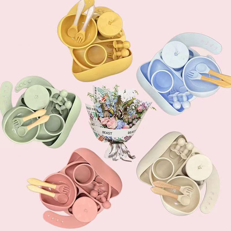 NOVO  Talheres bebê silicone 8 Peças kit Talheres Infantil Com Ventosa Canudo Colher Babador Garfo
