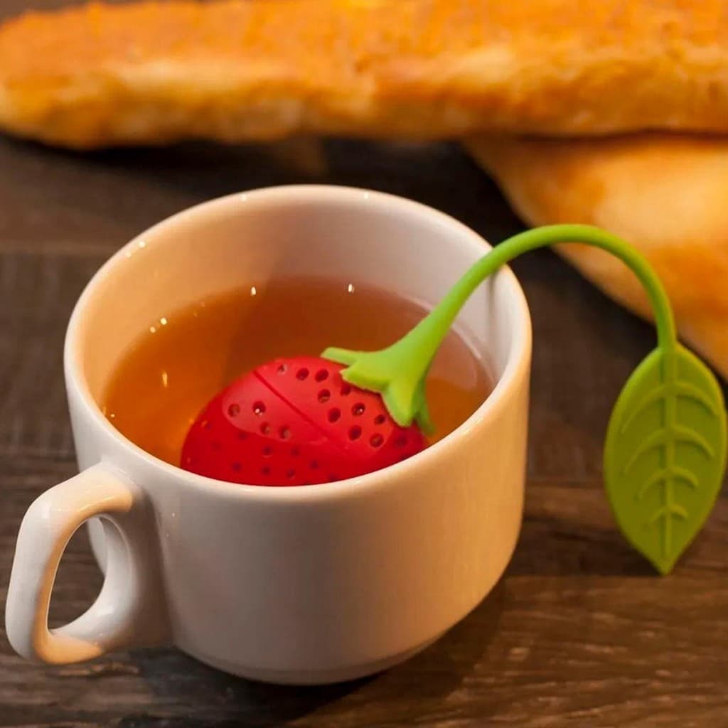 Infusor de Chá Ervas Silicone Lavável Prático Coador Peneira Filtro Ervas 19cm Formato de Morango Vermelho Prana