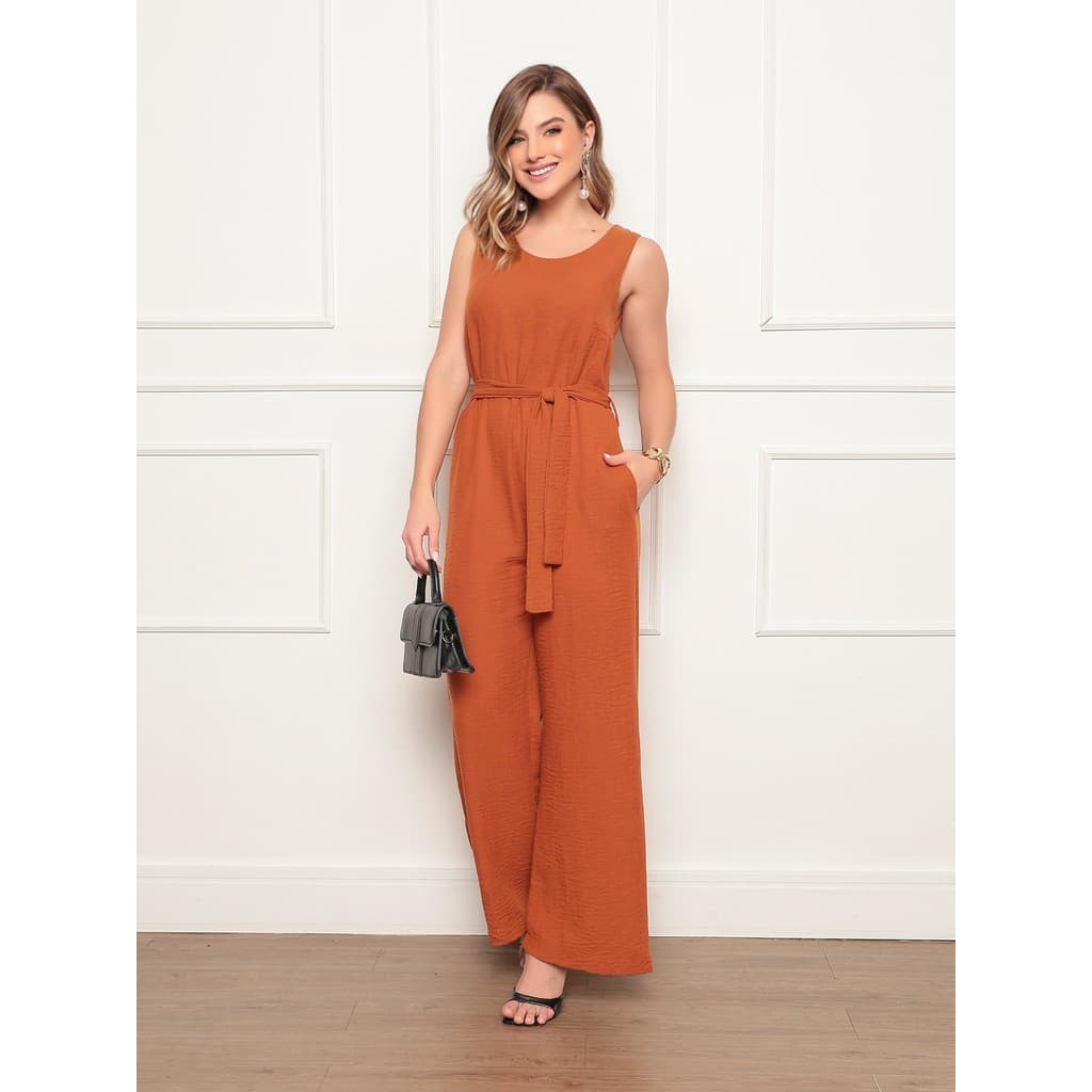 Macacão feminino alfaiataria longo com bolsos laterais sem manga e faixa para amarrar na cintura look casual e moderno