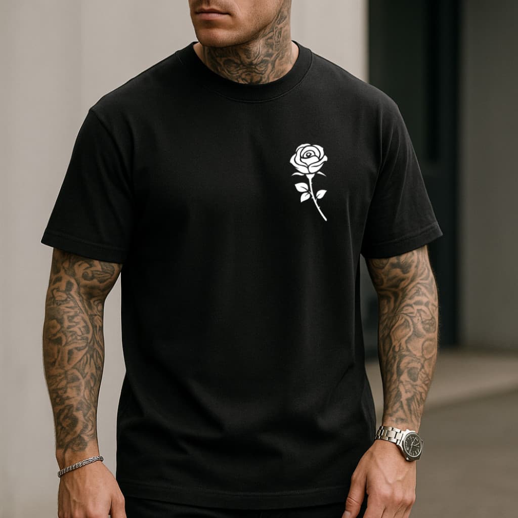 Camiseta Masculina Streetwear Preta com Estampa de Rosa Branca - Estilo Urbano Casual
