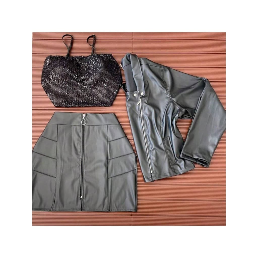 Conjunto Plus Size Saia Couro Ziper + Cropped Reto Paetê + Jaqueta de Couro Plus Size