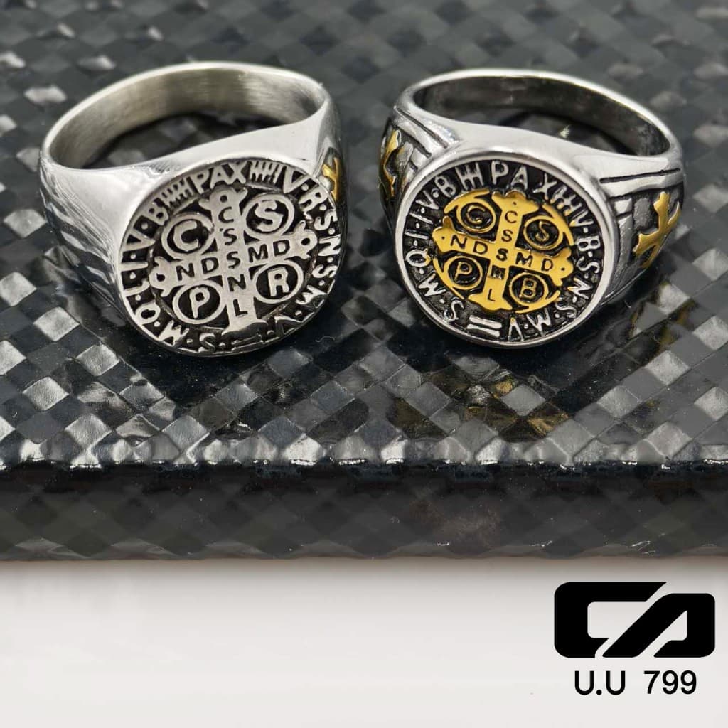 Anel Masculino São Bento: Cruz de Dedeira Cravejada em Aço Inoxidável Banhado a Ouro 18k