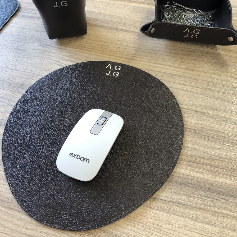 Mouse Pad Oval em Couro Personalizado com nome ou iniciais