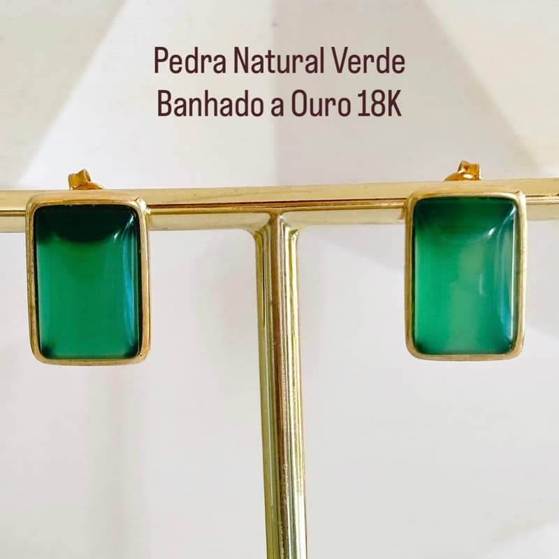 Brinco Feminino com Pedra Natural Verde – Design Retangular e Banho Dourado