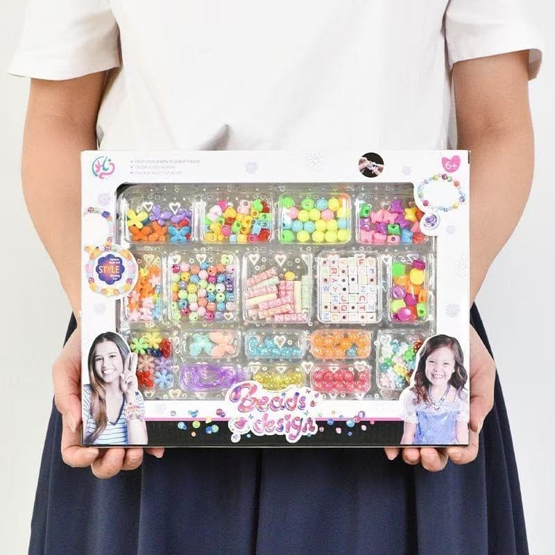 Menina faz pulseiras DIY com miçangas – criação artesanal criativa, atividade educativa infantil com bijuterias variadas