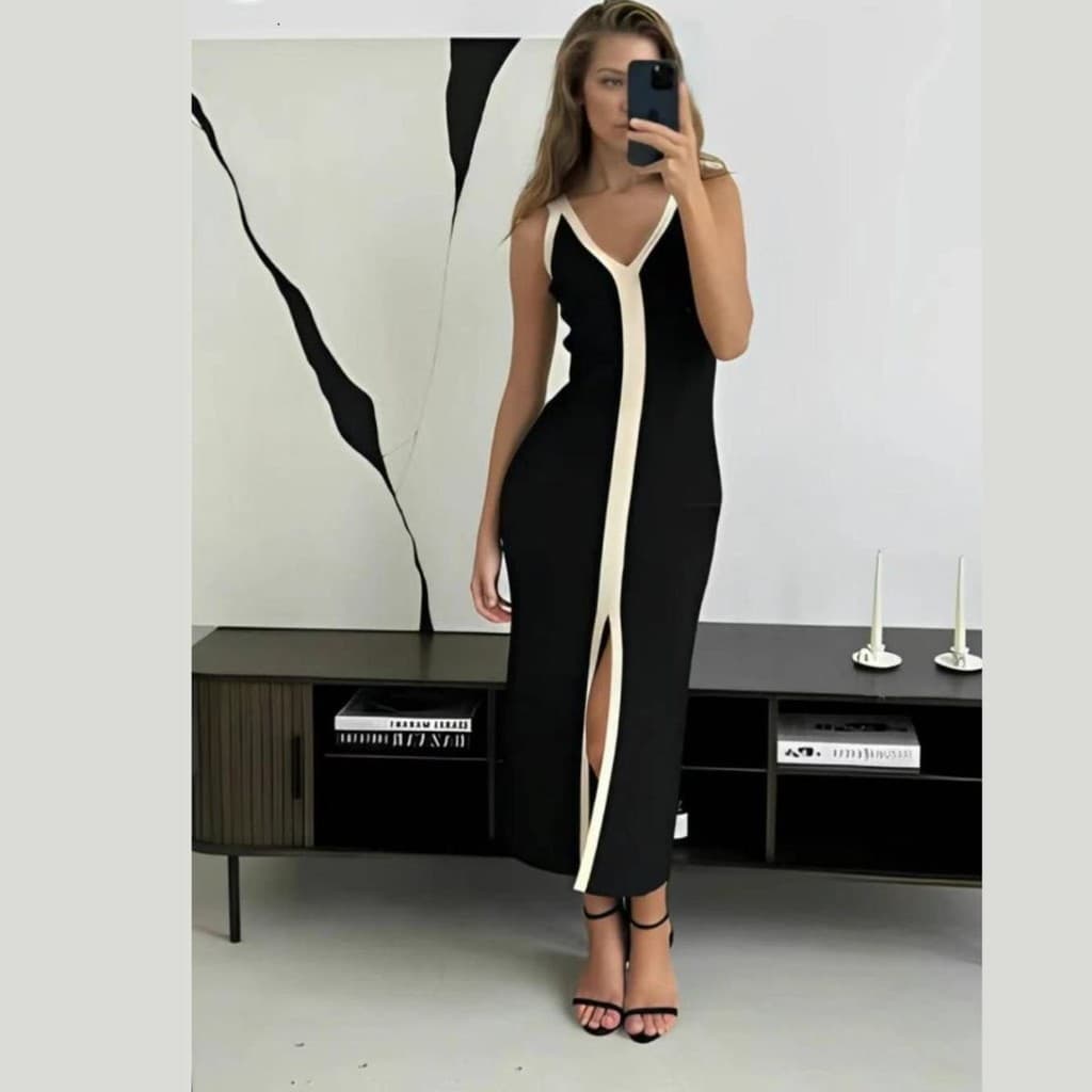 Vestido de Tricot com Listra e Fenda Frontal e Decote em V - Elegância e Poder em um Só Look!