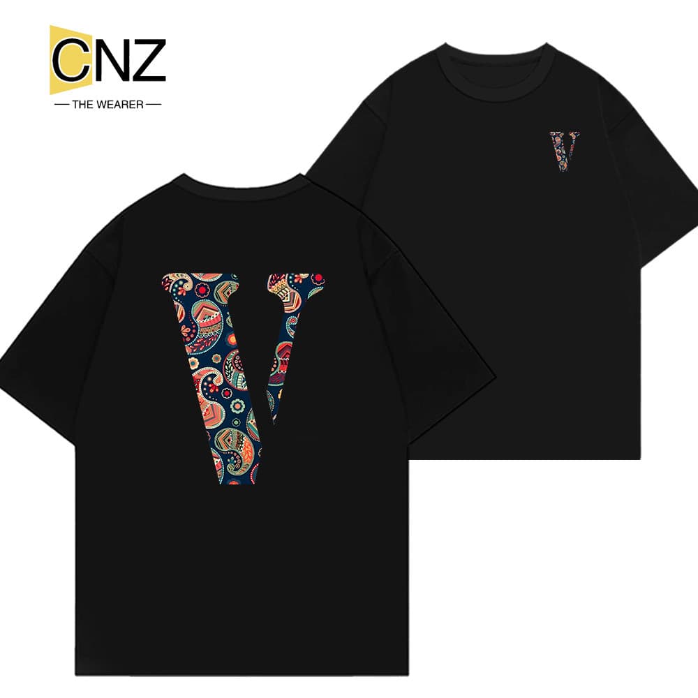 Camiseta Unissex Oversize Streetwear com Grande Letra 'V' Padrão Colorido Algodão Masculina e Feminina