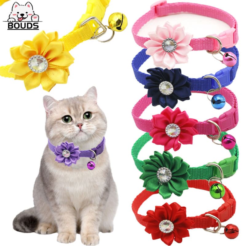 Coleira Gato com Flor 3D de Cetim e Strass, Sino Colorido, Ajustável para Gatinhos e Cachorros Pequenos