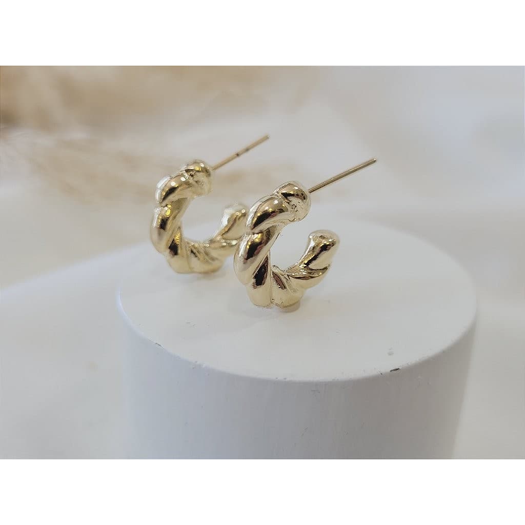 Argola pequena entrelaçada folheado em ouro 18k