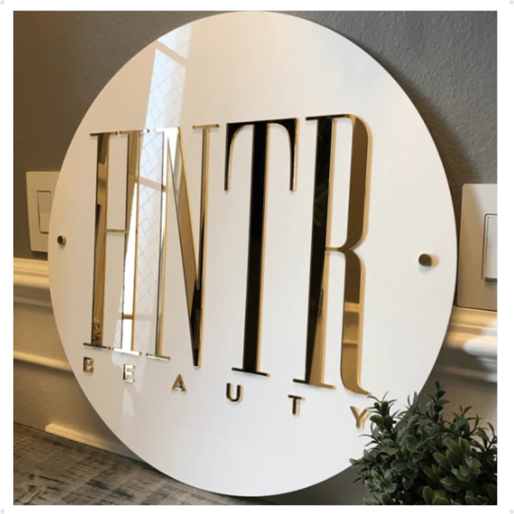 Placa com Logo Personalizado em Acrílico Redondo Diversos Tamanhos (Studios, Salão de Beleza, Lojas)