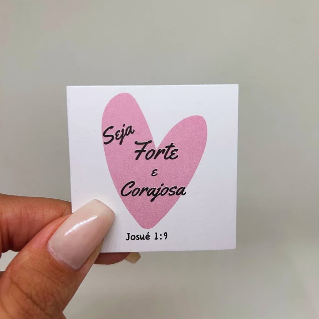 150 Mini Tag Seja Forte e Corajosa | Lembrancinha Brinde Mimo para Cliente
