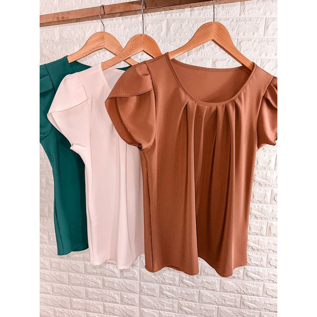 Blusa com Detalhe de Pregas no Decote Sofia
