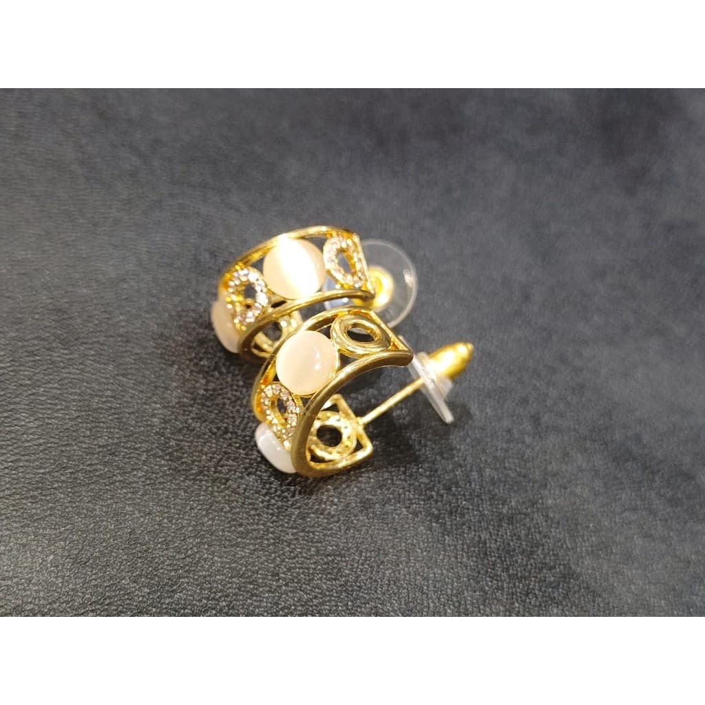 Brincos glamorosos cheios de diamantes para brilhar