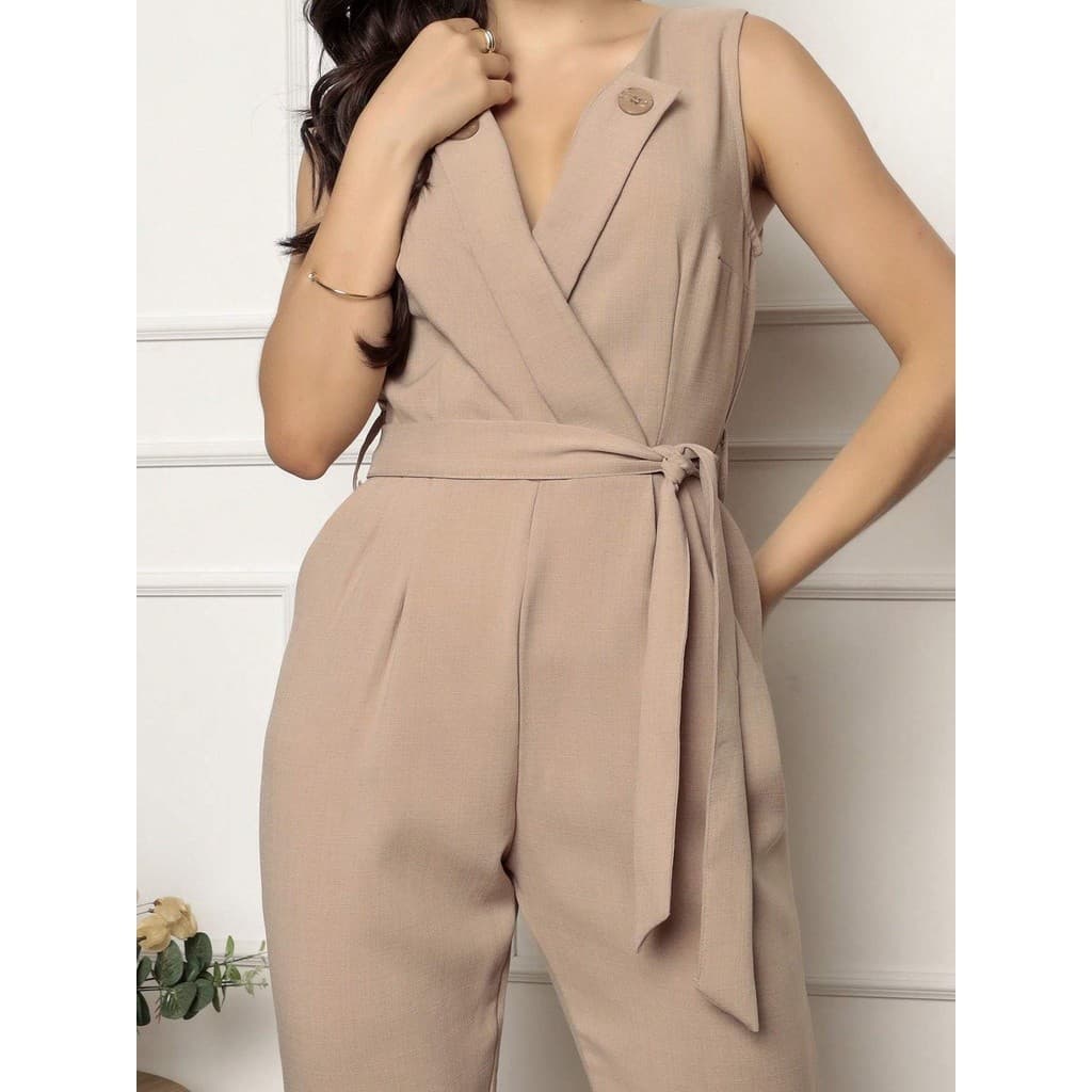 Macacão Feminino De Linhão Com Faixa De Amarração Lateral E Bolso E Decote Sensual Em V Com Detalhes De Botões