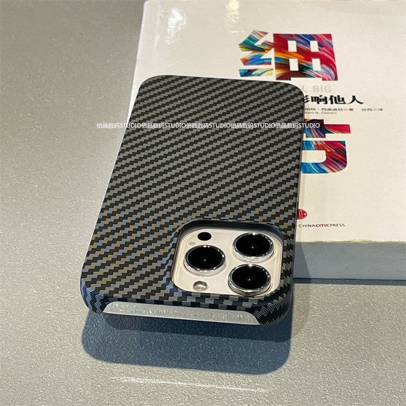 Capa de telefone com padrão de fibra de carbono preta compatível com Apple 16 Pro Max iPhone 15 Pro Max 13/14/12, meio p