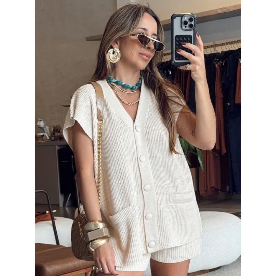 Conjunto em tricot shorts e colete alongado com botões - Decote V