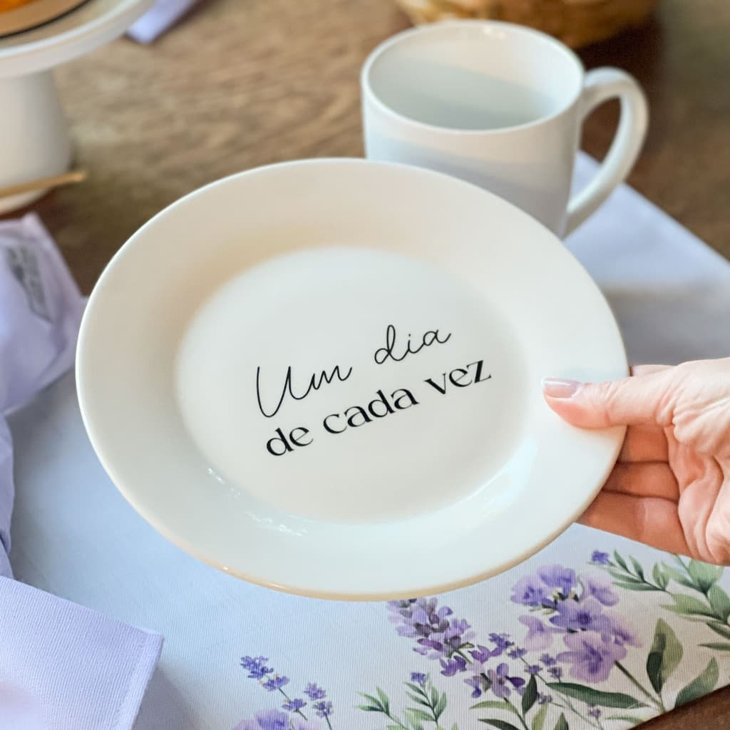 Prato de Sobremesa com frase "Um dia de cada vez"