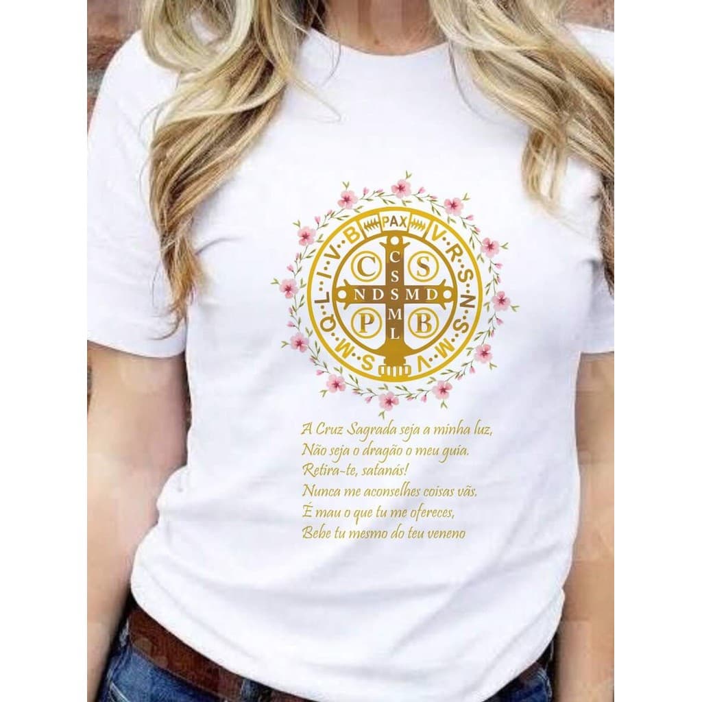 Camiseta Feminina Religiosa Algodão Com Cruz de São Bento e Estampa Oração São Bento Flores