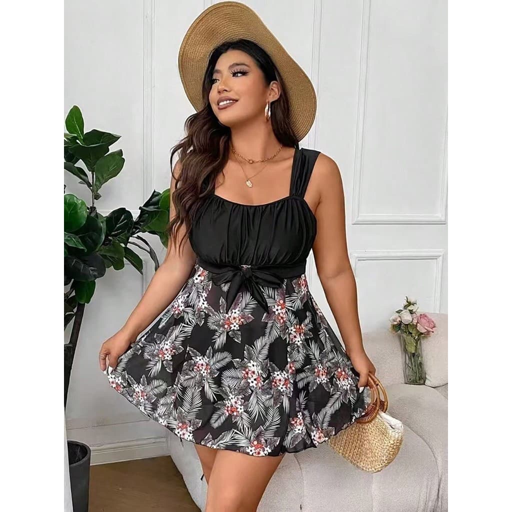 Maiô feminino plus size com saia, decote quadrado preto, cintura alta estampa saída de praia em tela