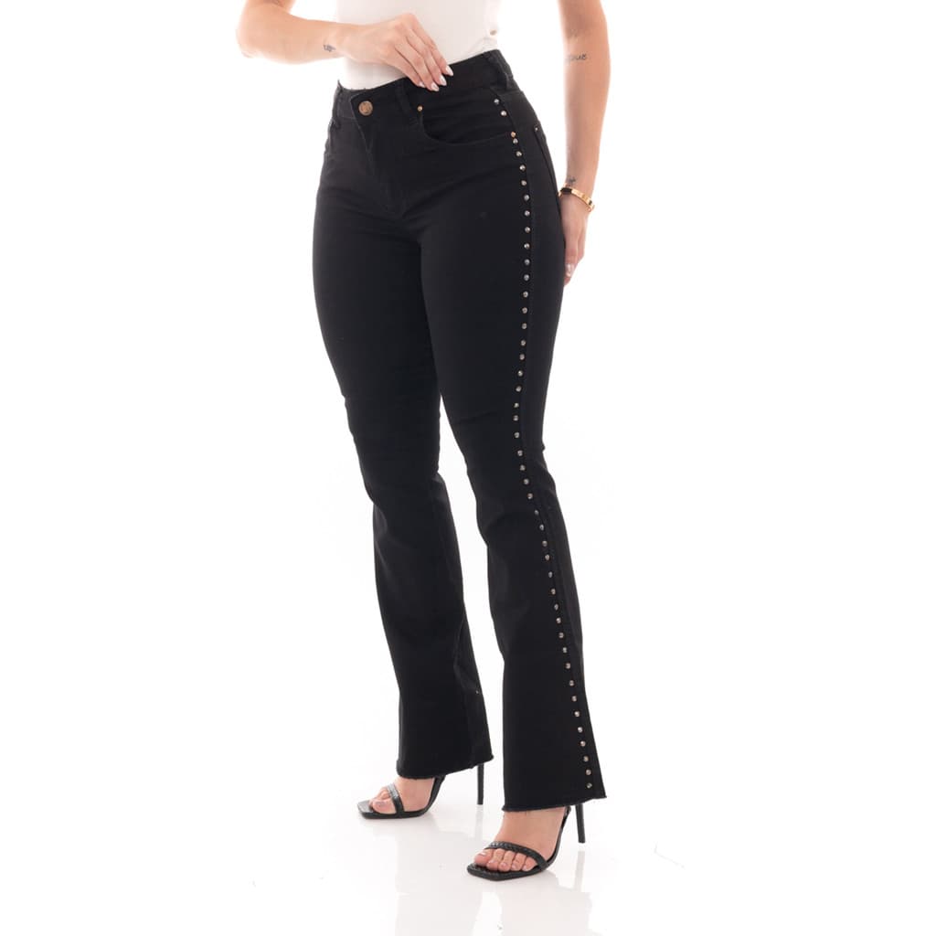 Calça Feminina Flare Jeans Preto Levanta Bumbum com Detalhes de Spike na Lateral Strass Brilho