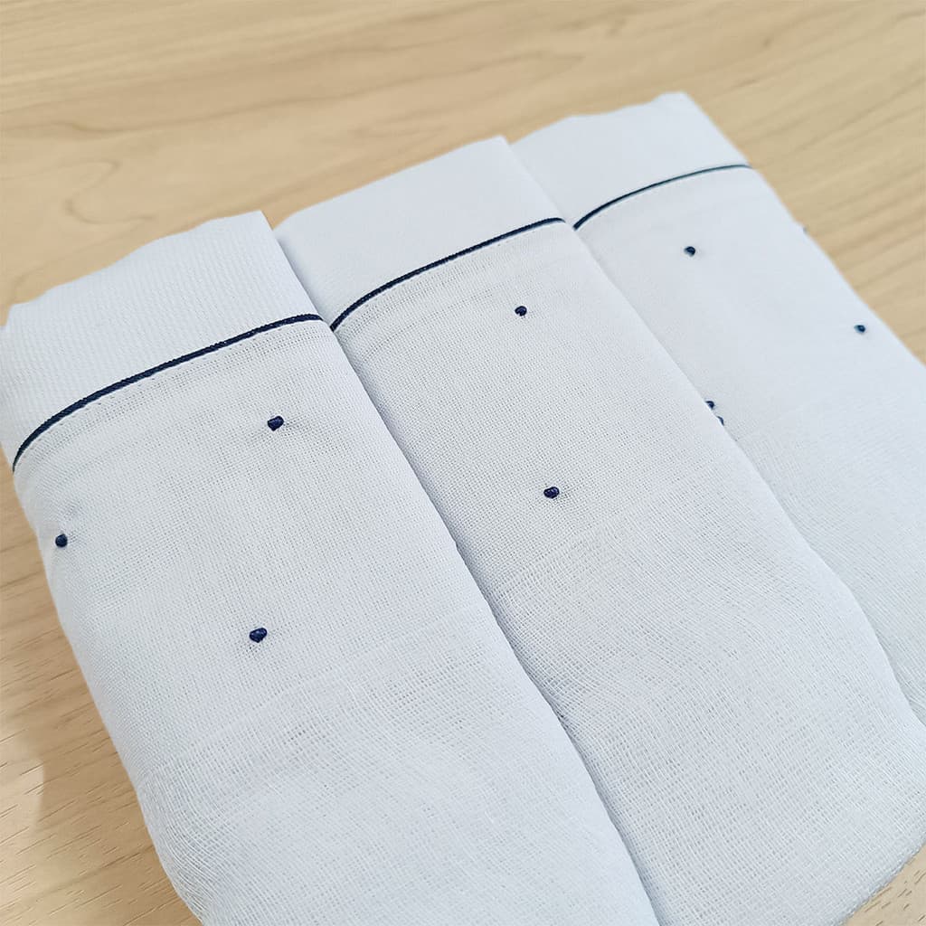 Kit fraldas bordadas à mão | Premium | 70x70cm | 3 unidades | Tecido duplo - Poá azul marinho