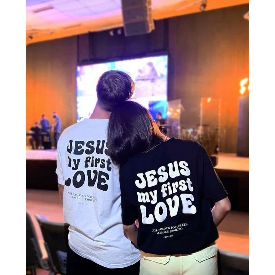 Kit Camiseta Casal Cristão Jesus My First Love Fé Amor e Conexão no Estilo Streetwear Exclusiva