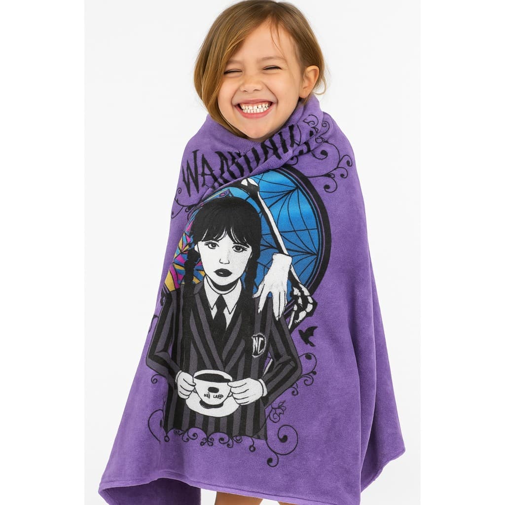 Toalha Aveludada Estampada Wandinha 70cm X 1,40m