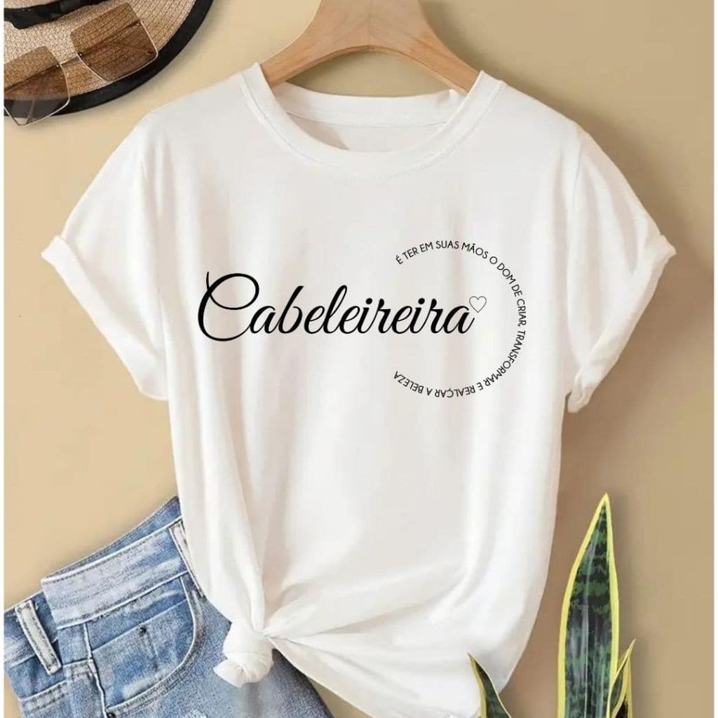 Blusa Feminina T-Shirt Profissão Decote com Pérolas - Ser Cabeleireira é...