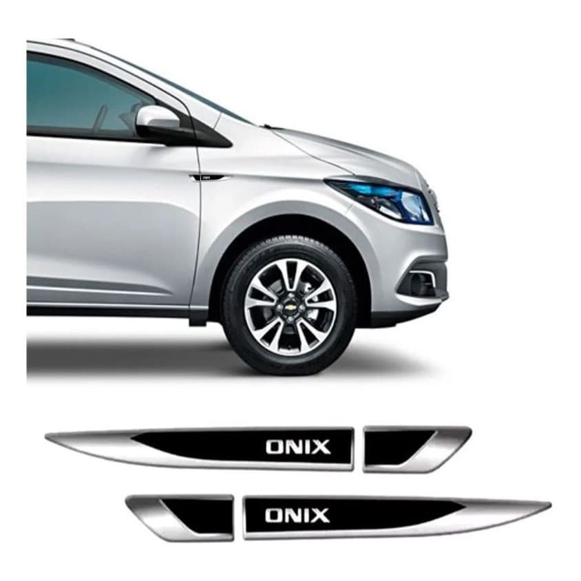 Par Emblema Aplique Lateral Resinado Compatível Ao Chevrolet Gm Onix 2012 Até 2021 Cromado C/Preto